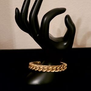 Elegant Gold Chain Bracelet